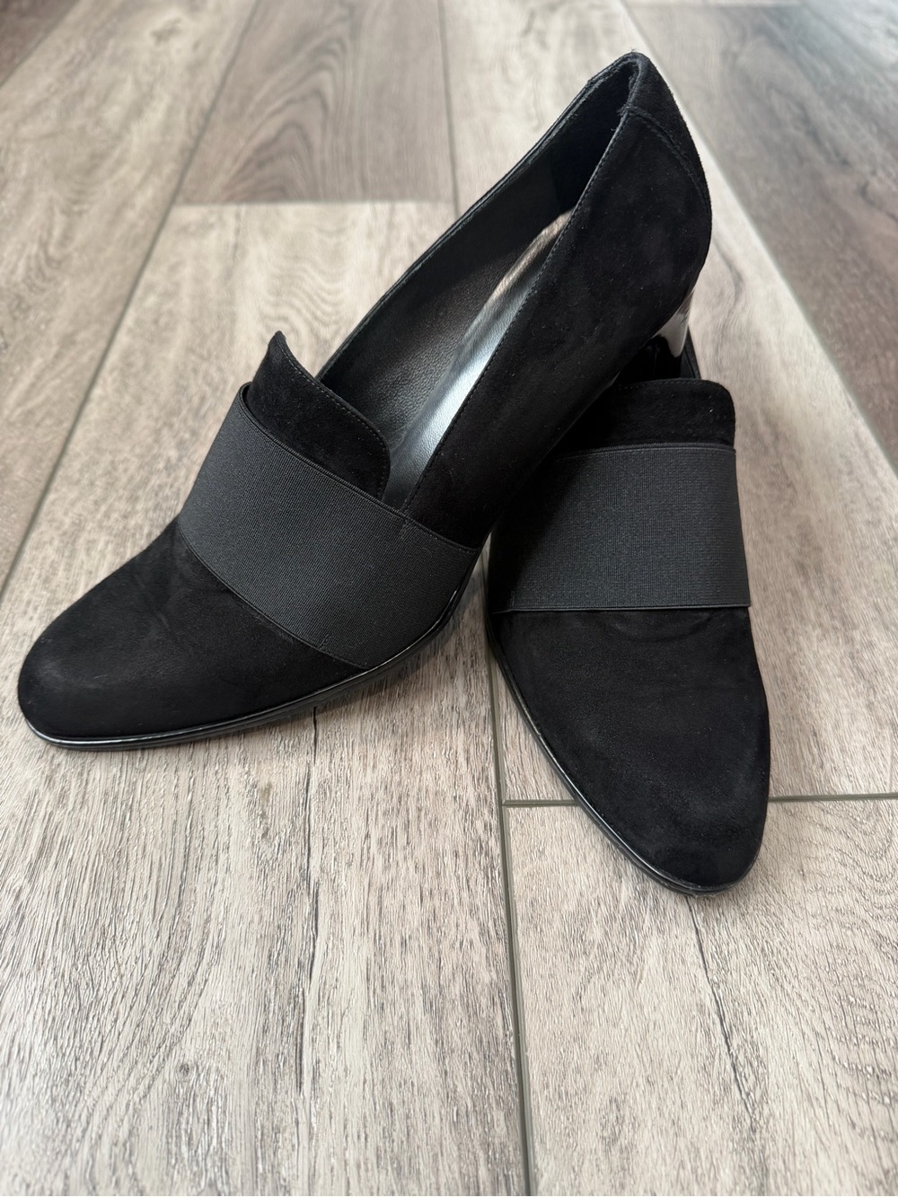 Stuart Weitzman- Classic Black Suede Pointed Toe Pumps with Elastic Band (8)